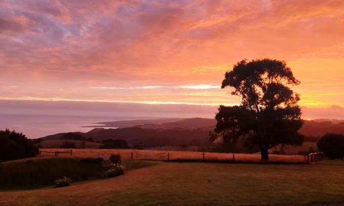 Skenes Creek North House | Ocean-view Hilltop Retreat