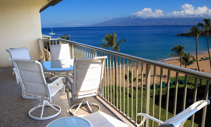 Kaanapali Condo | Ocean View steps from beach, dining, shopping 708