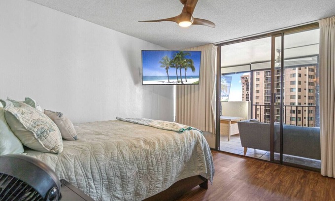 Aiea Apartment | Ocean View | Walk to Mall | Free Parking, W/D, AC