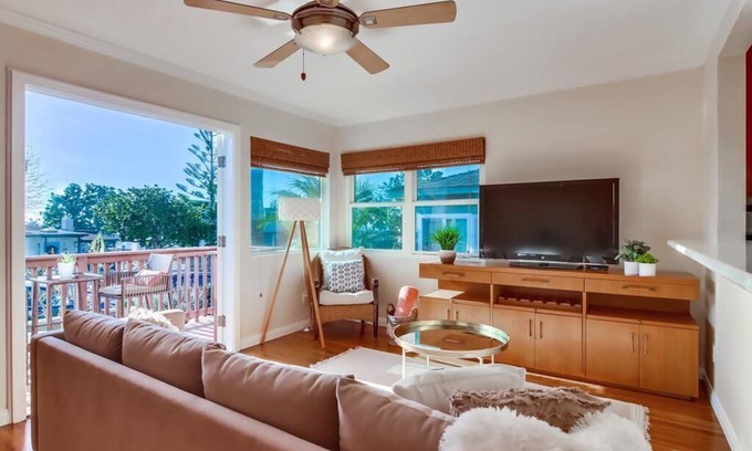 Sunset Cliffs Cottage | Ocean view! Walk to Sunset Cliffs - Surf - Beach!