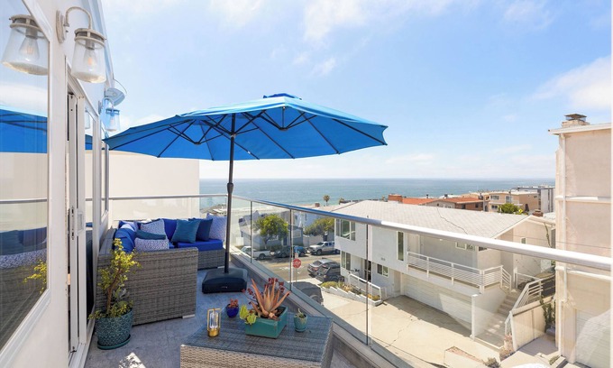 Sand Section House | Ocean View/Walking Distance to Beach/4-bedroom Home w/Hot Tub in Manhattan Beach