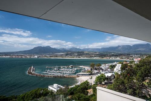 Mountainside Apartment | 'Ocean Views', Modern, Spacious Home, 3 En-suite Bedrooms