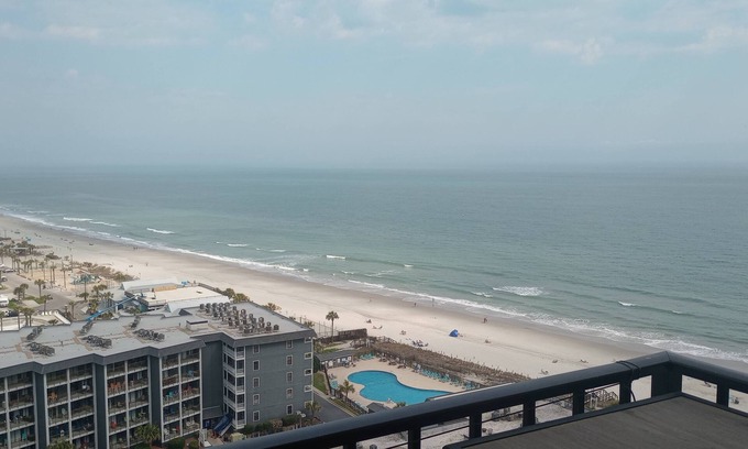 Myrtle Beach Condo | Oceanfront 2B/2B family sized condo