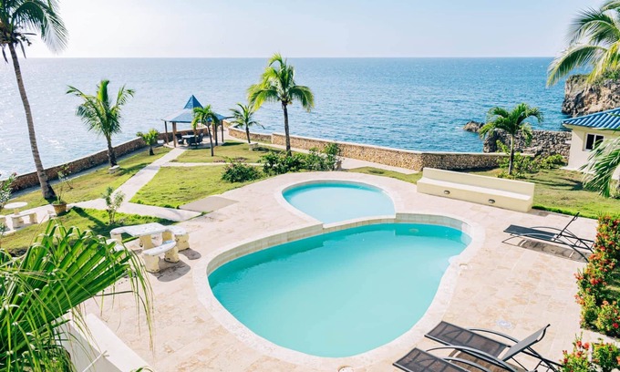 Rio San Juan Villa | Oceanfront 4-bedroom villa in Rio San Juan