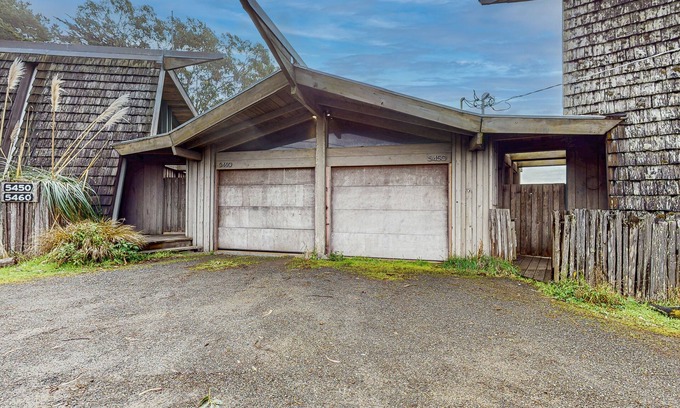 Elk House | Oceanfront Blufftop Home with Incredible Deck & Water Views - Close to Beaches
