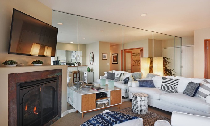 Los Angeles County Apartment | Oceanfront, Close to Santa Monica, Peace and Beauty.