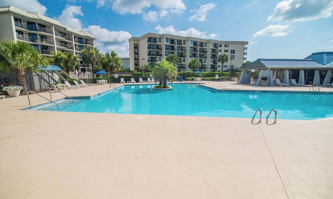 Litchfield by the Sea Condo | Oceanfront condo at Litchfield with access to community pool and tennis courts.