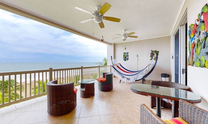 Barrio Los Villalobos Apartment | Oceanfront Condo with Beach & Pool Access - Amazing Ocean Views