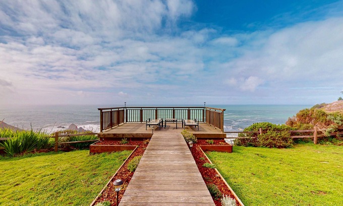 Philo Cottage | Oceanfront cottage with deck, stunning 180-degree views & 7.5 acres