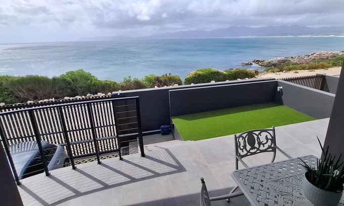 De Kelders Apartment | Oceanfront Elegance