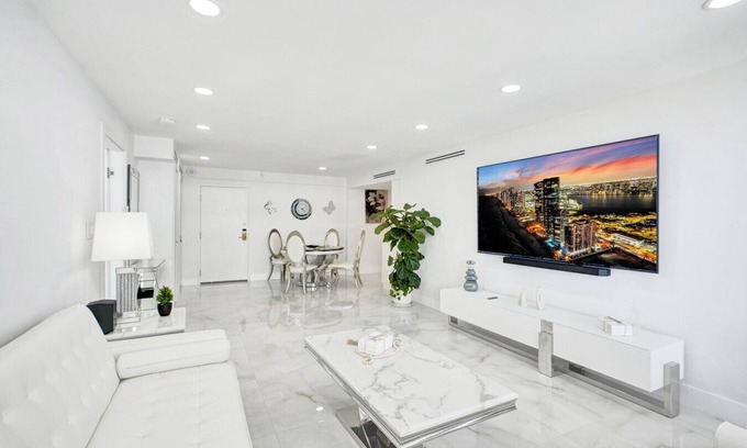 Mid Beach Apartment | Oceanfront Escape with Resort Amenities, Gym, Pools & Sauna 1408