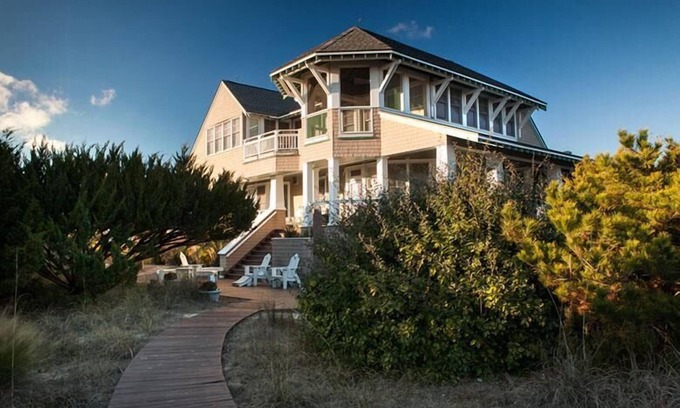 South Beach House | Oceanfront Family Friendly with Outside Play area, BHI