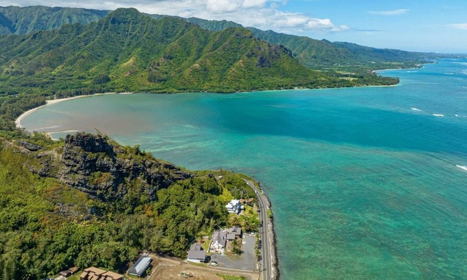 Windward Coast House | Oceanfront Family Retreat - Views, Wi-fi & A/C