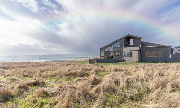 Sea Ranch House | Oceanfront Home on the Bluff, Sleeps up to 8, 3 full baths