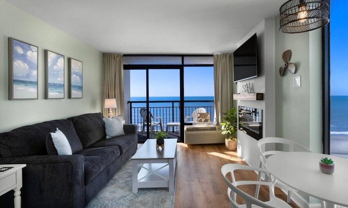 Myrtle Beach Hotel | Oceanfront Luxury King Efficiency: w/Breakfast