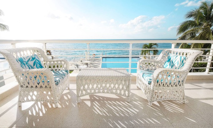 Zona Hotelera Norte Condo | Oceanfront View in Chic Condo Nah Ha 201