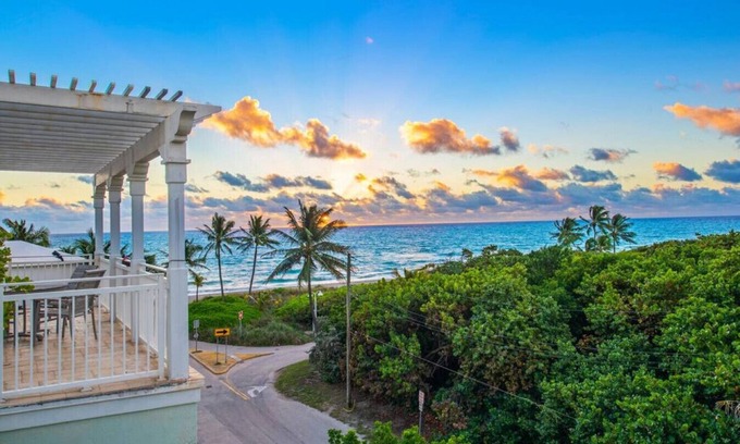 Hollywood Villa | Oceanfront villa, steps to beach, rooftop views!