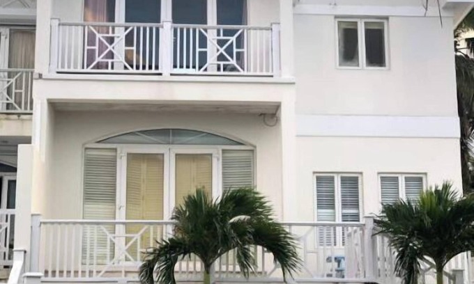 Gambier House | Oceanmist Seafront 4 bedroom townhouse with pool