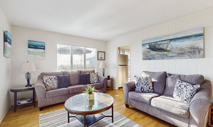 Bodega Bay Cottage | Oceanside Home Short Walk to Two Beaches w/Free WiFi, Private Hot Tub, & Deck