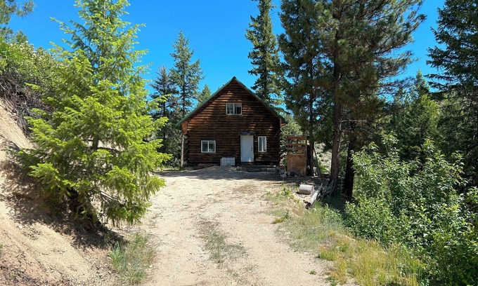Lowman Cabin | Off Grid Cabin With WIFI! Surrounded by hiking trails, beautiful scenery