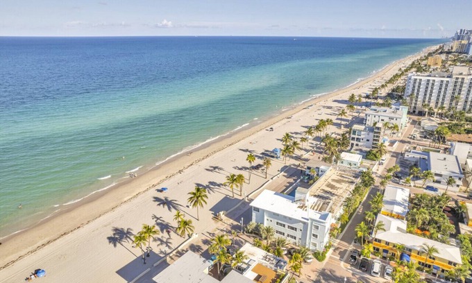 Hollywood House | OIA Villa: Your Perfect Retreat Steps from Hollywood Beach and Boardwalk