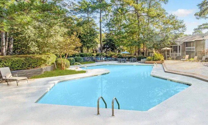 St. Andrews Apartment | Old but classy 2-bedroom apartment in charming Columbia with AC, WiFi