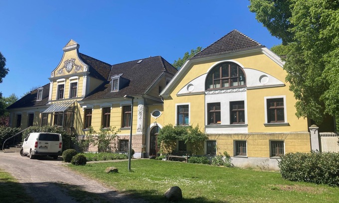 Parchtitz Apartment | Old charm with a breath of fresh air in the manor house