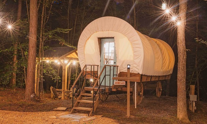 Benton Apartment | Old Copper Wagon | Wagon Glamping | Full Bath & AC