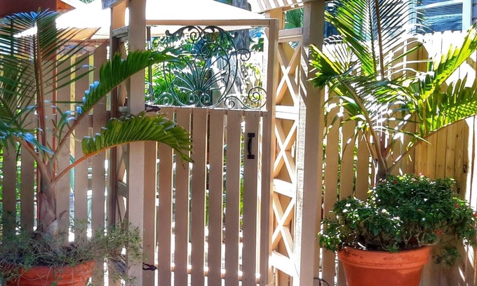 Historic Old Northeast Apartment | OLD NE SUITE GETAWAY, PRIVATE FENCED PATIO. Walk to Beach, Parks, Lakes & City