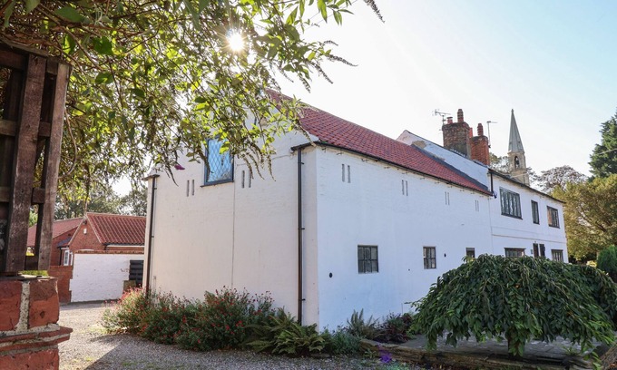 York Cottage | OLD ROOST FARMHOUSE, family friendly, with a garden in York