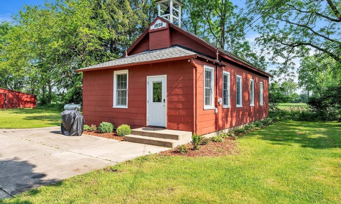 Niles House | Old School Charm Sleeps 6