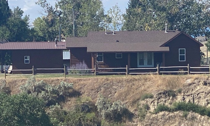 Meeteetse Cabin | Old West Charm: A Place Where One Can Breath and Feel Free!