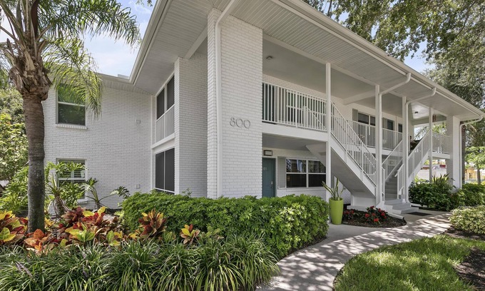 Coquina Sands Condo | Olde Naples Luxe New Reno. Walk to the beach and 12 blocks to 5th Ave