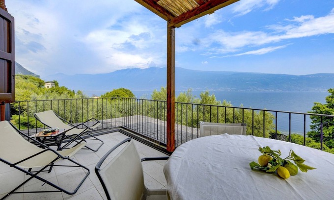 Gargnano Apartment | "oleandro" Apartment Directly on the Lake