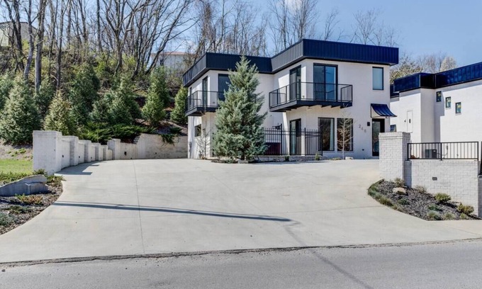 McMinnville House | Olive Branch Villa by the river