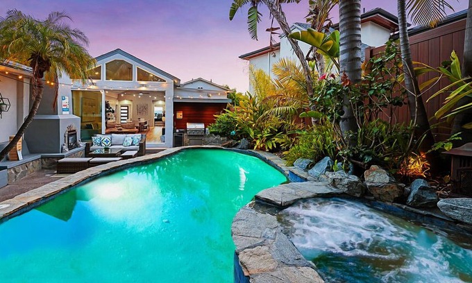 Middletown House | OMG! A BLUE LAGOON IN THE ♥ OF THE CITY? POOL, GAME ROOM, VIEWS, LUXURY