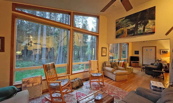 McCloud House | On a Meadow by a Creek in the Shadow of Mt Shasta - Sleeps 8+