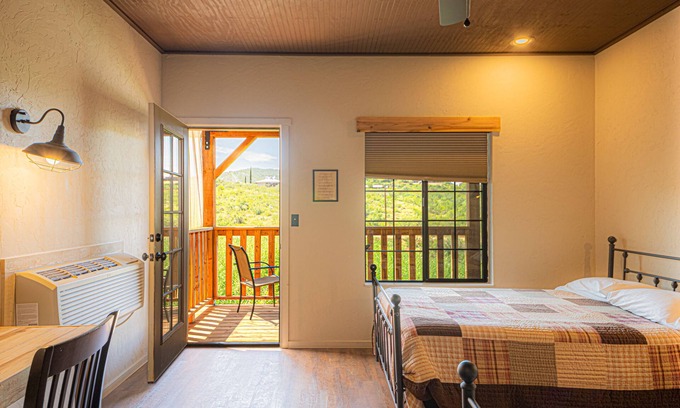 Tombstone Cabin | On Allen Street- Walk to everything! Balcony Sunsets! Free Wifi! Miners Cabin #1