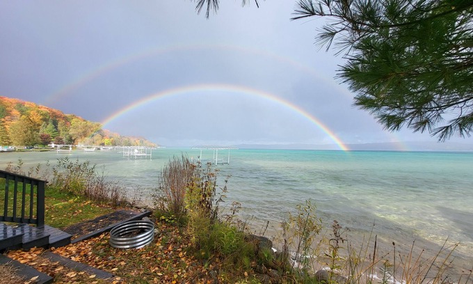 Beulah Cottage | On Shore Of Spectacular Lake