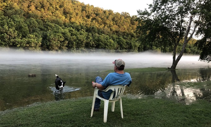 Flippin House | On the Banks of the White River, Private Boat Ramp, Great for Fishing & Groups