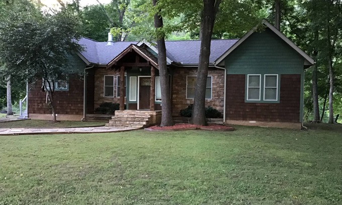 Cotter House | On the banks of the White River with beautiful views and the best fishing area