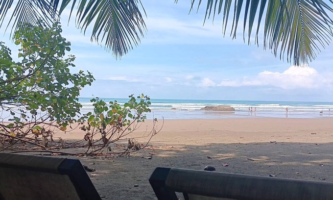 Dominical Cottage | ON THE BEACH! Soaking Tub/Music/Wi-Fi & A/C-Queen Beds AVAILABLE THANKSGIVING!