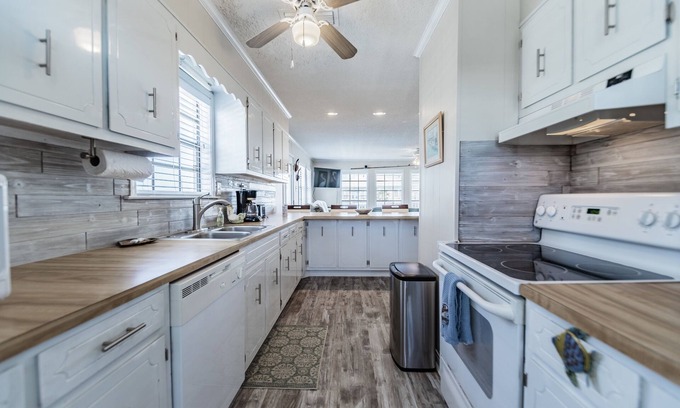 Silver Cay House | On the canal with walking access to bay and gulf! Boat friendly! - Neutral Groun