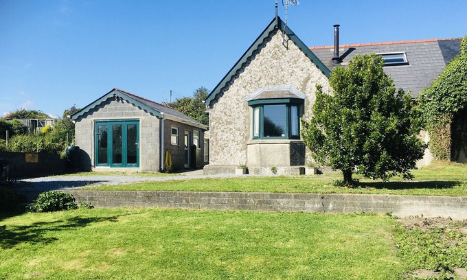 Castlemartin Cottage | On the coast path to Pembs Premier surf Beach and Pembroke castle