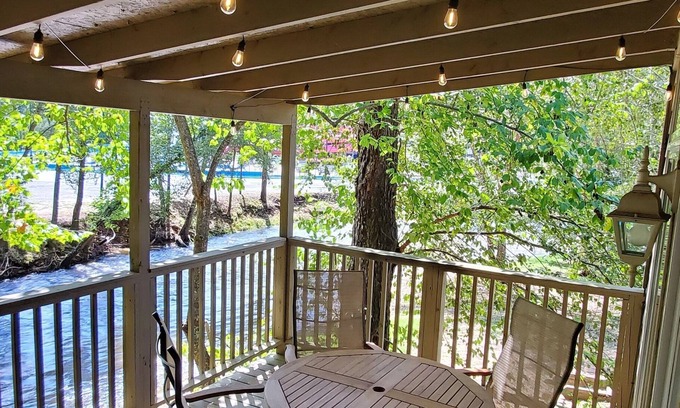 Helen Cabin | On the Hooch in HELEN Hot Tub Fireplace Dog Friendly Walk to all the fun!