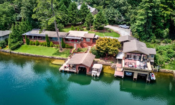 Lakemont House | On The Lake