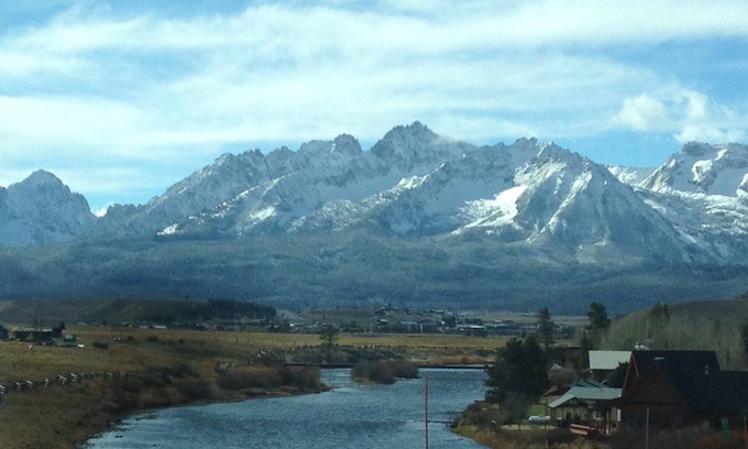 Stanley Cabin | On the River! Newly remodeled 3 bedroom Log Cabin Located Near Stanley Idahon