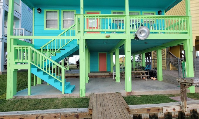 Matagorda House | On the river, Wifi, Lighted pier, Private Road, Beautiful sunsets!
