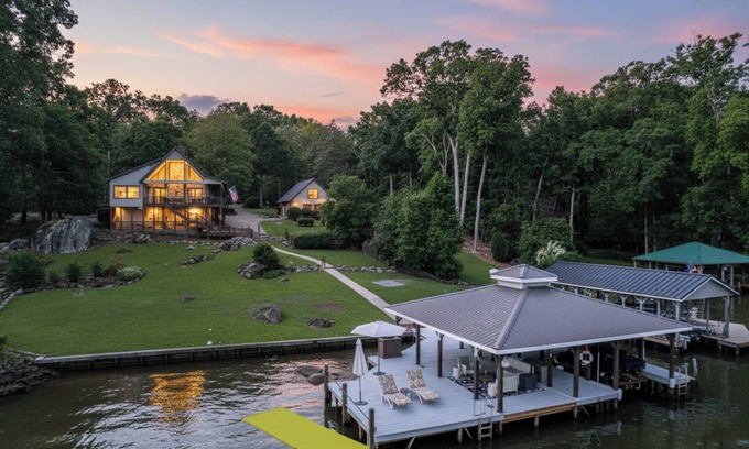 Milledgeville House | On The Rocks-Sleeps 17, 2 Master Suites, + More!