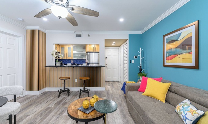 South Beach Condo | One block from the beach! South Beach/Ocean Dr - 1 Bed/Bath - Muscle Beach